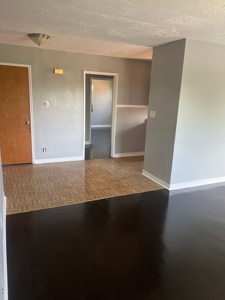 Building Photo - 829 Uhrig Ave