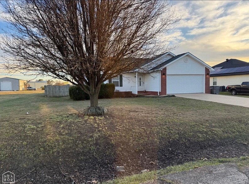 Building Photo - 326 Robinson St