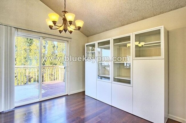 Building Photo - 3 Bed, 2.5 Baths Home with Family Room and Office in Mt. Vista