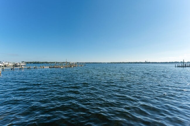 Building Photo - Gorgeous Water Views!