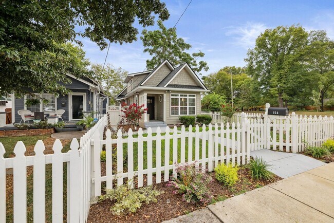 Building Photo - Charming Renovated 1900s Home with Modern Flair – Nashville, TN 37210 FOR LEASE