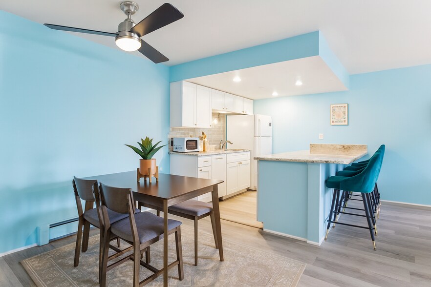 Building Photo - 645 Manhattan Plz