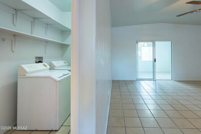 Building Photo - 392 Falcon Ct