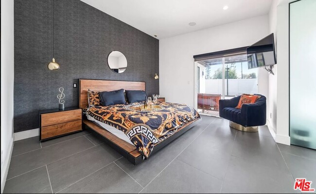 Building Photo - 22616 Oxnard St