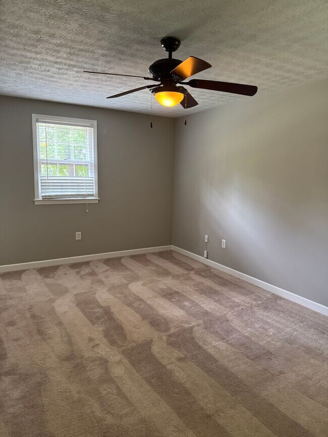 Building Photo - 4 Bedroom with fenced in yard!