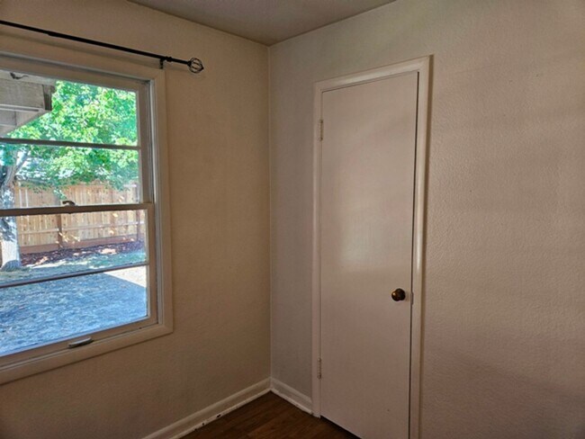 Building Photo - 3Bd/1.5Ba Single Story Home-For Viewing!