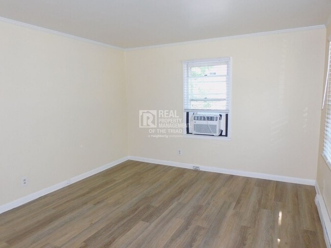 Building Photo - Cute Renovated 2bd/1ba Available Now!