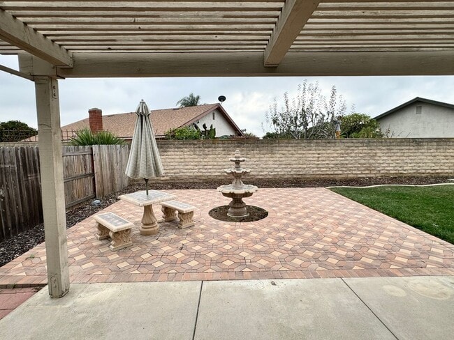Building Photo - Spacious Single Story Upgraded Home