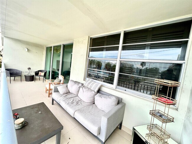 Building Photo - 9500 W Bay Harbor Dr
