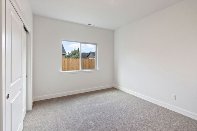 Building Photo - 4 bedroom home in desirable neighborhood