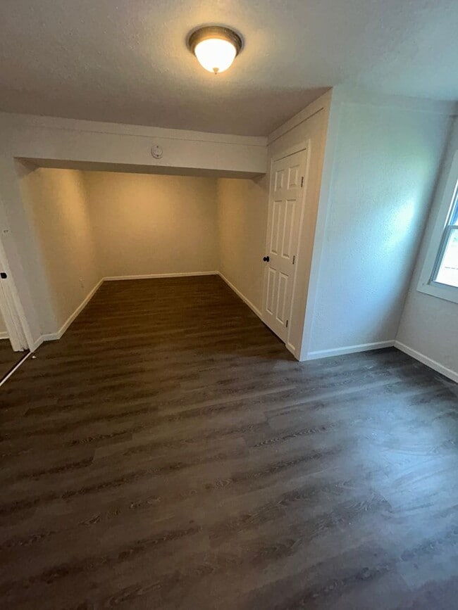 Building Photo - Spacious 4BD/1BA