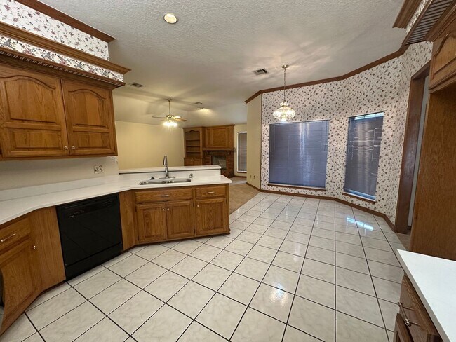 Building Photo - 4 Bed, 2.5 Bath Brick home with 2 car garage