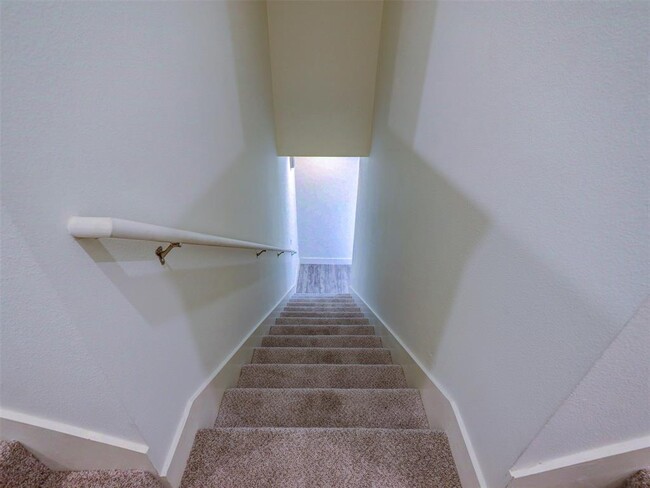 Building Photo - 604 N Bluff Dr