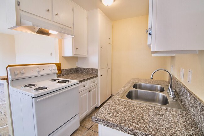 Building Photo - 20412 Cohasset St