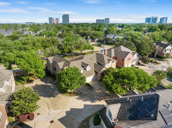 Building Photo - 1014 Enclave Square N