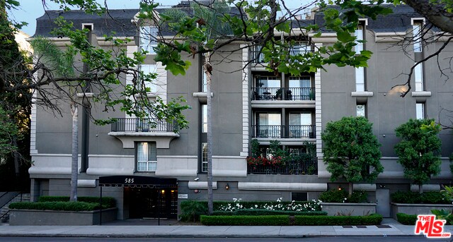 Building Photo - 585 N Rossmore Ave