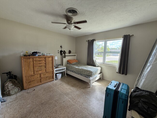 Building Photo - 2309 Tulip St