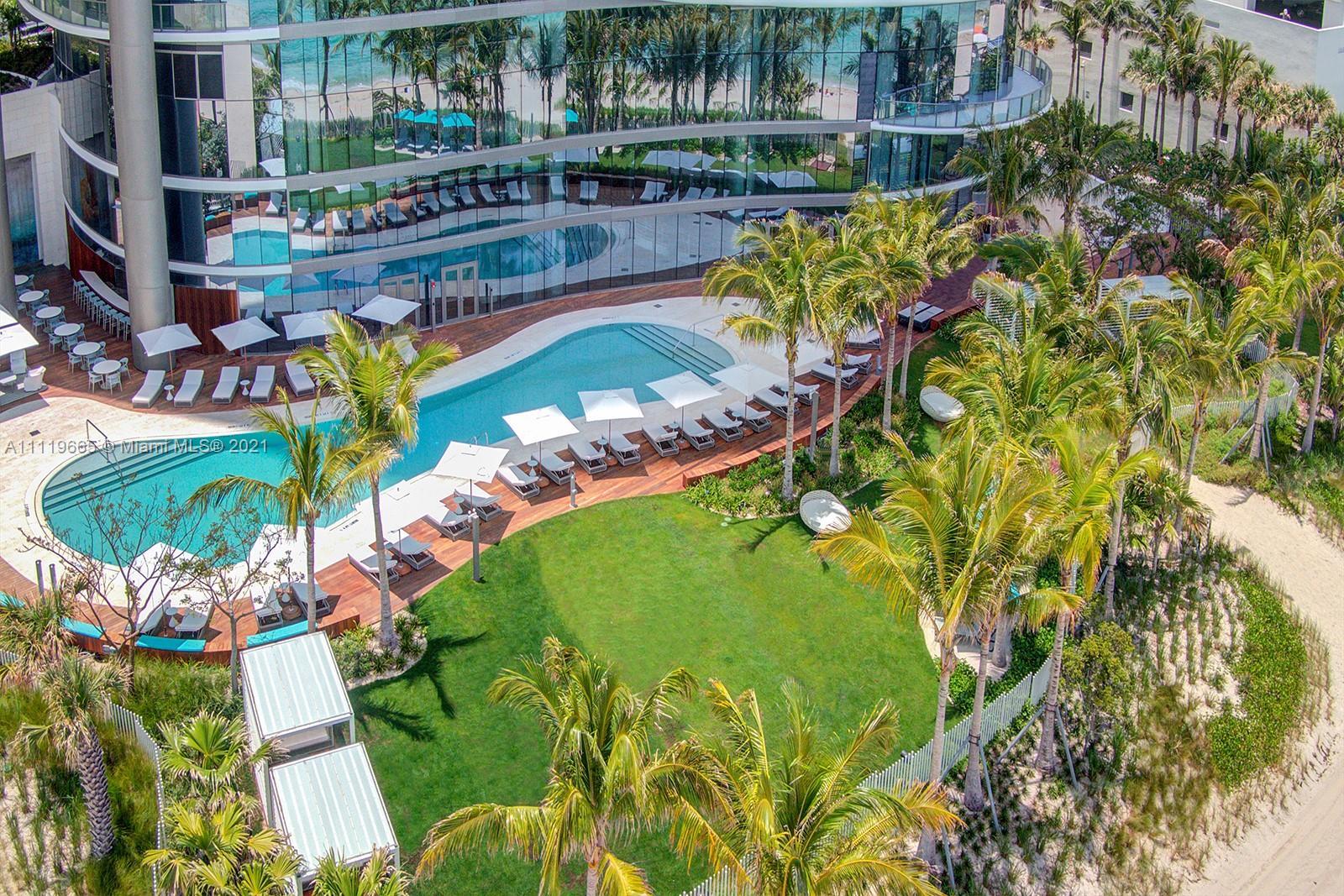 Building Photo - 15701 Collins Ave
