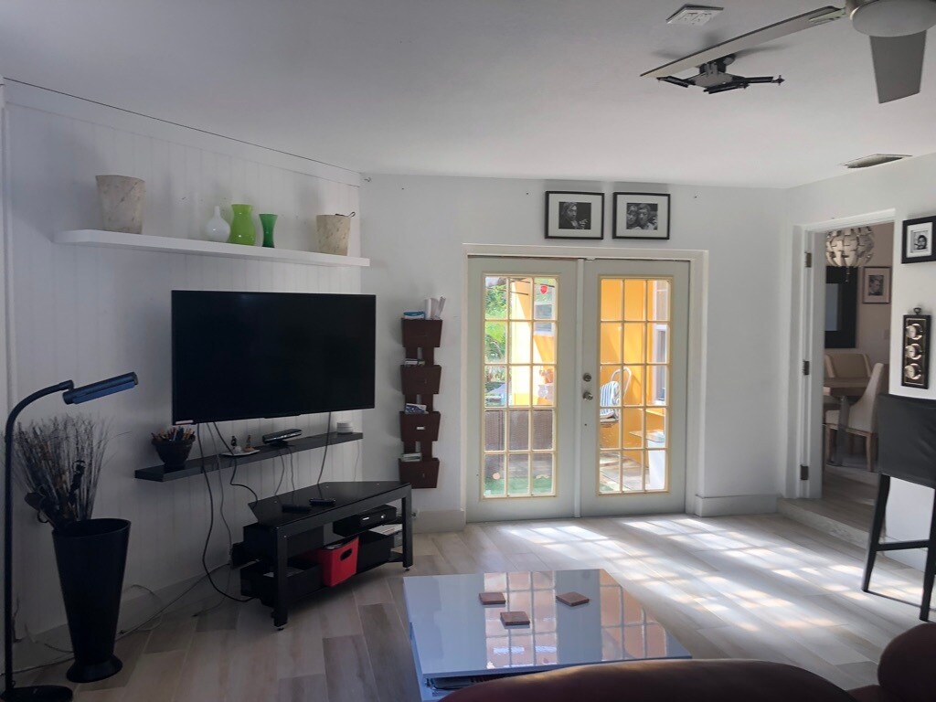 florida room - 1400 NE 4th Ave
