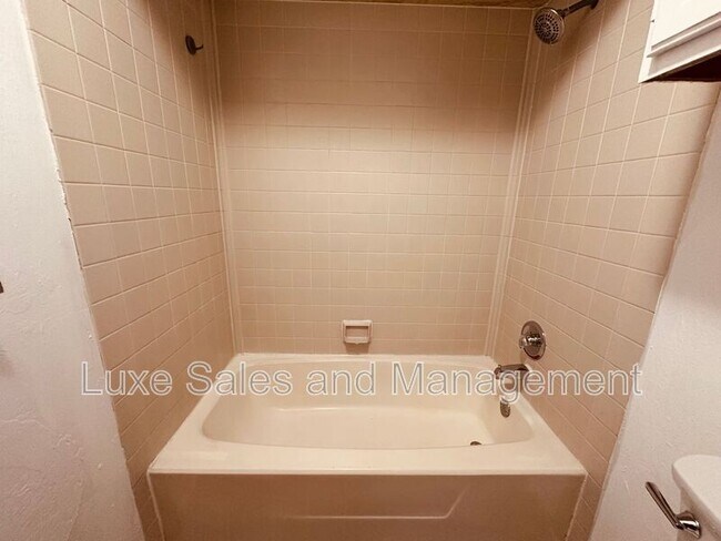 Building Photo - 4110 N Drexel Blvd