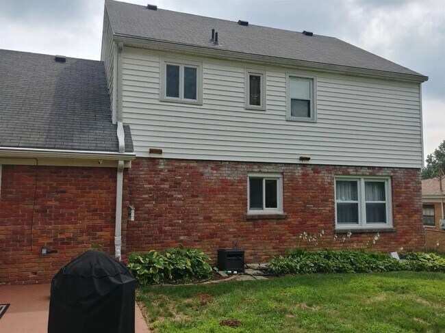 Building Photo - 8424 Holiday Hills Dr