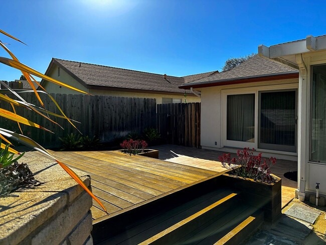 Building Photo - 3/2 house in North Clairemont! 2 car garag...
