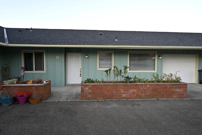 Building Photo - 2 bed, 2 bath, 1 car garage- water, sewer ...