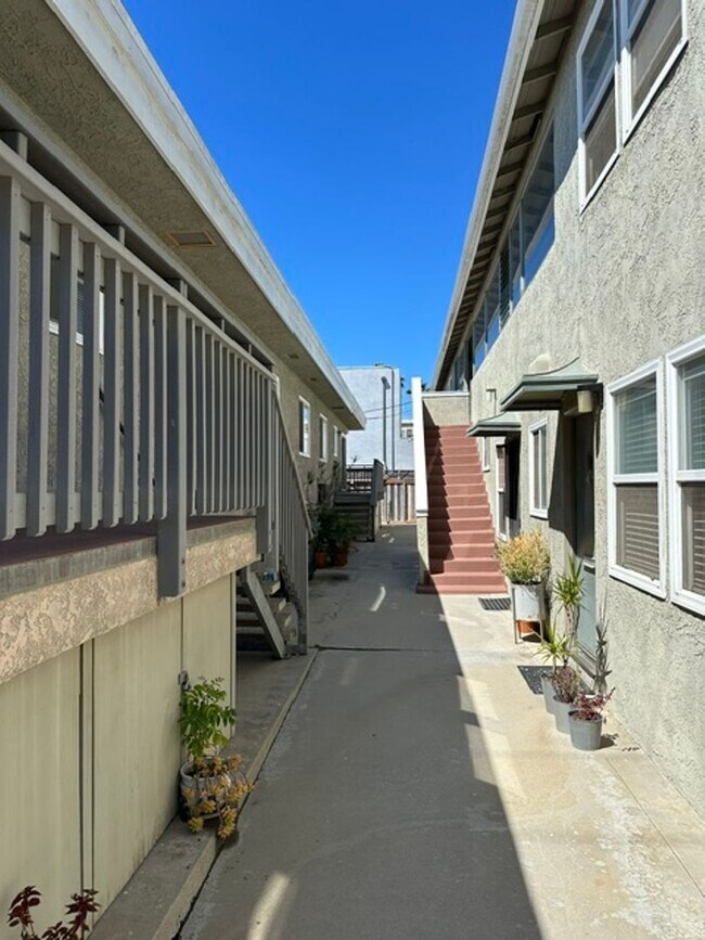 Building Photo - 1016