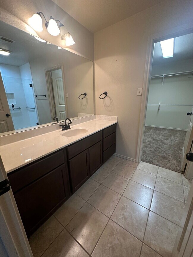 Building Photo - Spacious Townhome in South Lubbock