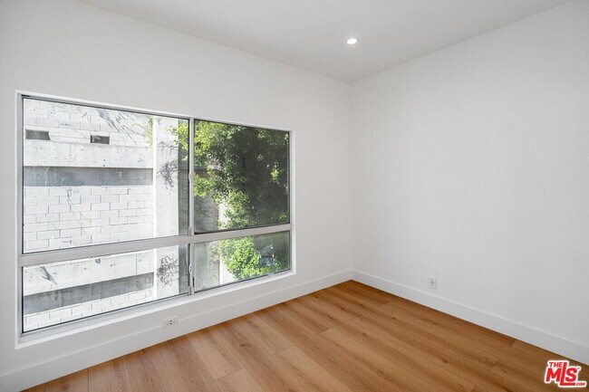 Building Photo - 4807 Woodley Ave