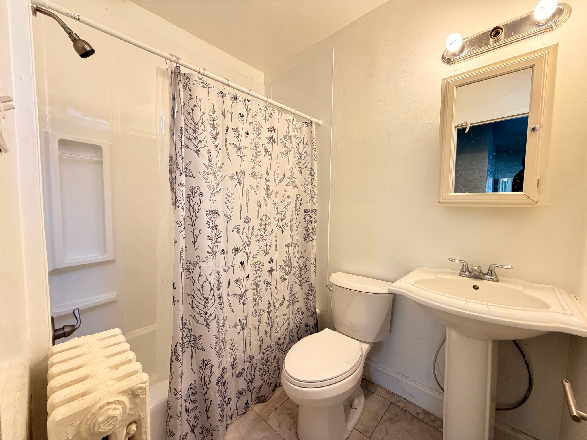 Building Photo - 122 Maple Ter