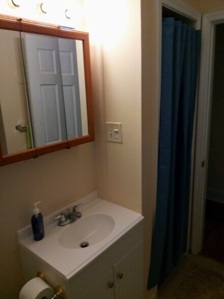 Building Photo - 2723 Memorial Dr SE