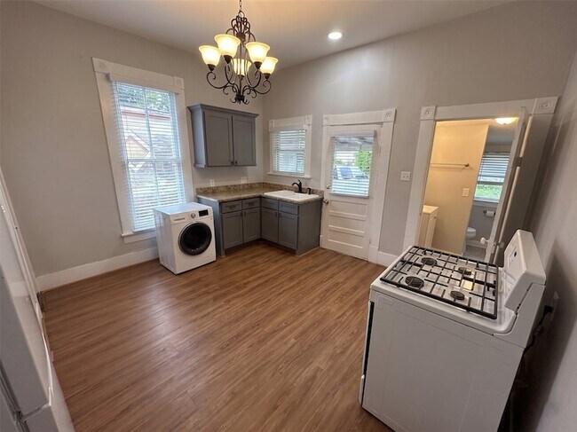 Building Photo - 2119 Hardy St