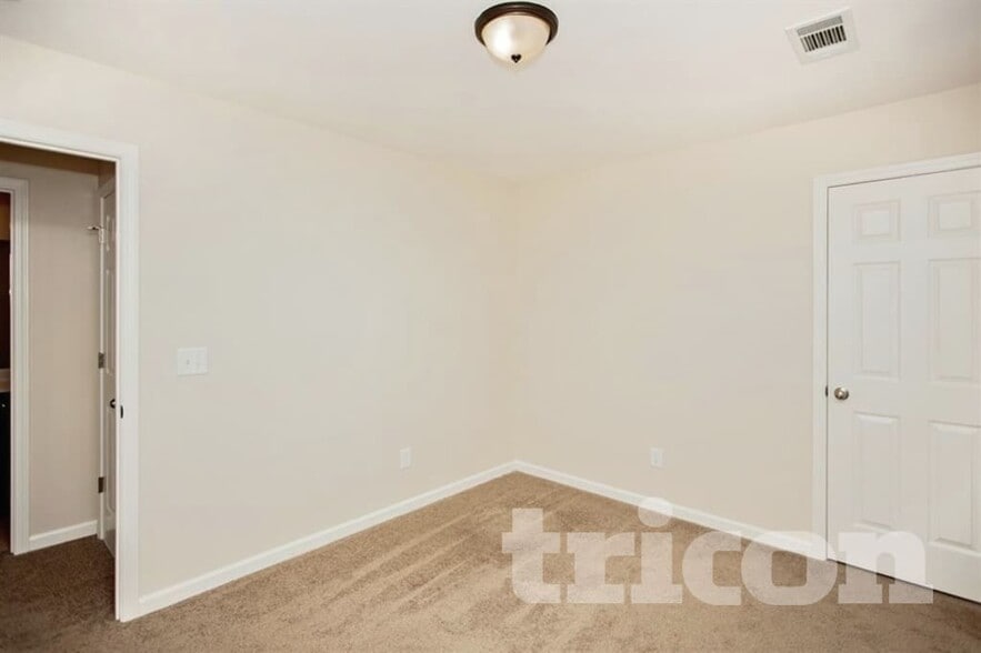 Building Photo - 1716 Hartford Ln