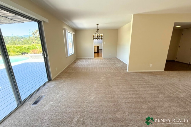 Building Photo - Large Updated 5 Bedroom Home in San Mateo ...