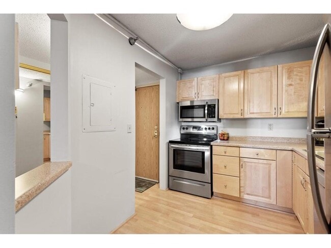 Building Photo - 78 10th St E