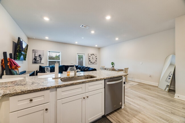 Building Photo - 1004 McLaren Cir