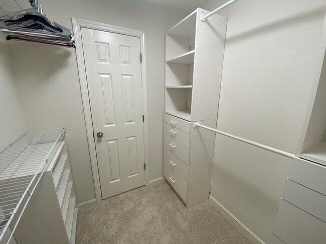 Building Photo - 654 Tara Ln