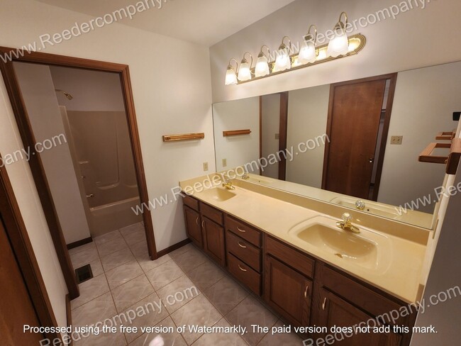 Building Photo - Spacious 3 bedroom 2 bathroom townhouse