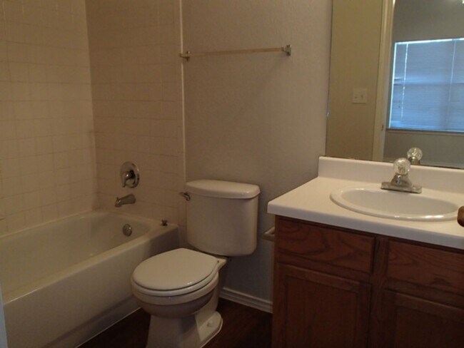 Building Photo - Charming 3BD/ 2BA Duplex For Lease