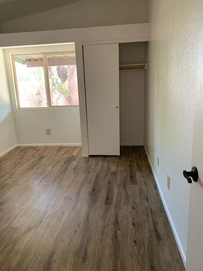 Building Photo - 3 bedroom 2 bath
