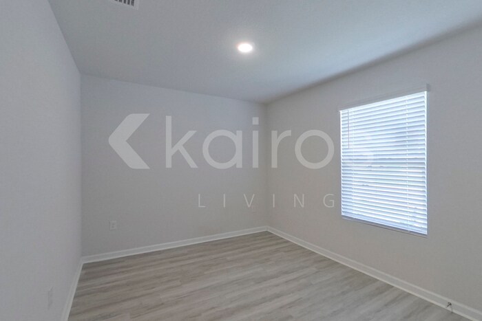 Building Photo - 389 Monarch Ln