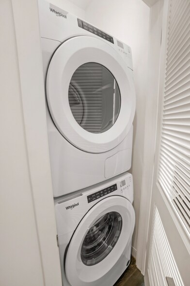 Building Photo - 481 E Waterside Dr