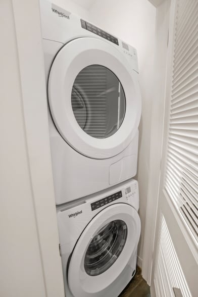 Building Photo - 483 E Waterside Dr