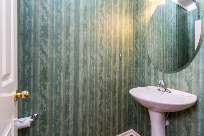 Building Photo - 3839 Norwich Dr