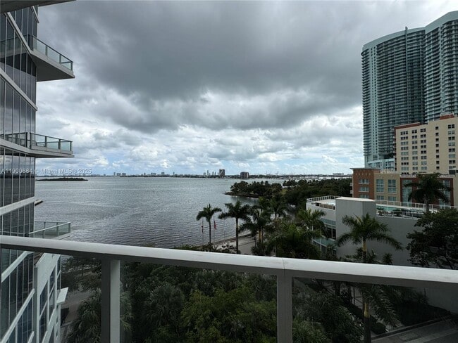 Building Photo - 2020 N Bayshore Dr