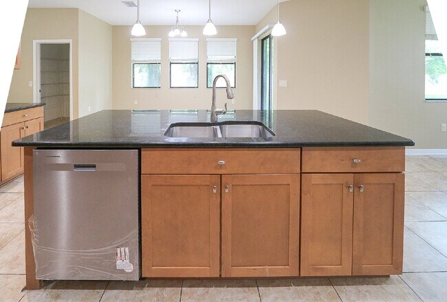 Building Photo - Gorgeous 5-bedroom, 4-bathroom, 3-car gara...