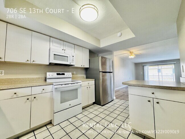 Building Photo - 706 SE 13th Ct