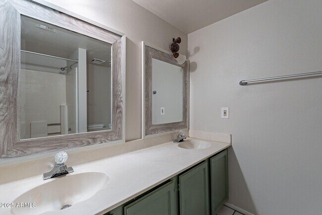 Building Photo - 1319 S Hardy Dr