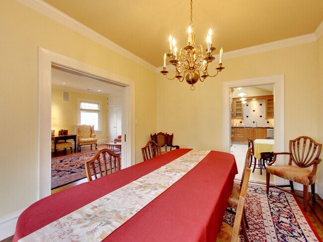 Building Photo - STUNNING 2/2 W/ Dining Room and LARGE Atti...